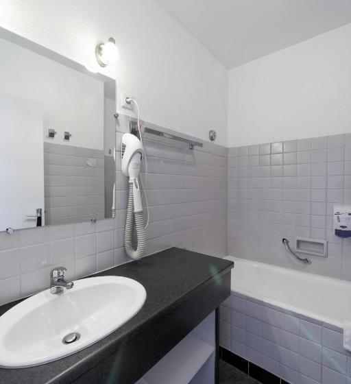 Номер Стандарт Трехместный, The Originals City, Hôtel Armen Le Triton, Roscoff