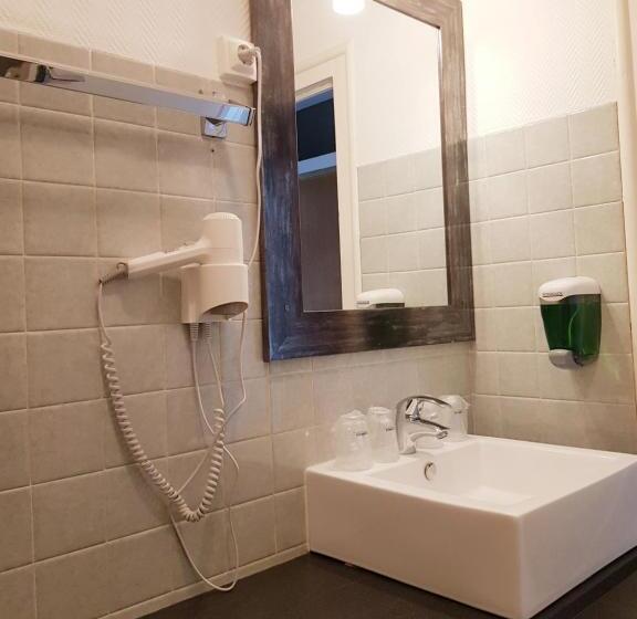 Четырехместный Номер Стандарт, The Originals City, Hôtel Armen Le Triton, Roscoff
