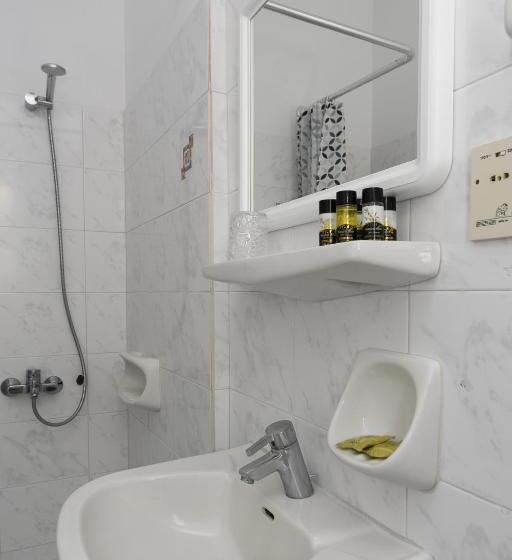 Quarto Estandar Individual, Glaros