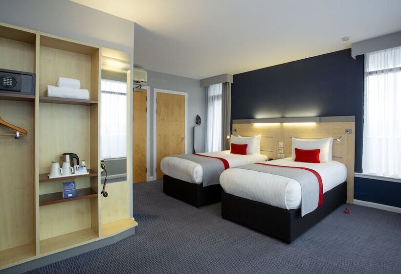 Номер Стандарт Адаптированный для Инвалидов, Holiday Inn Express Cheltenham Town Centre, An Ihg