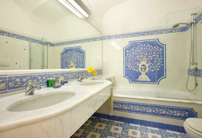 جناح جونيور, Grand Hotel La Favorita
