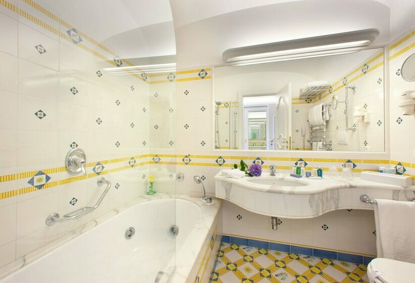 جناح جونيور مطل على الحديقة, Grand Hotel La Favorita
