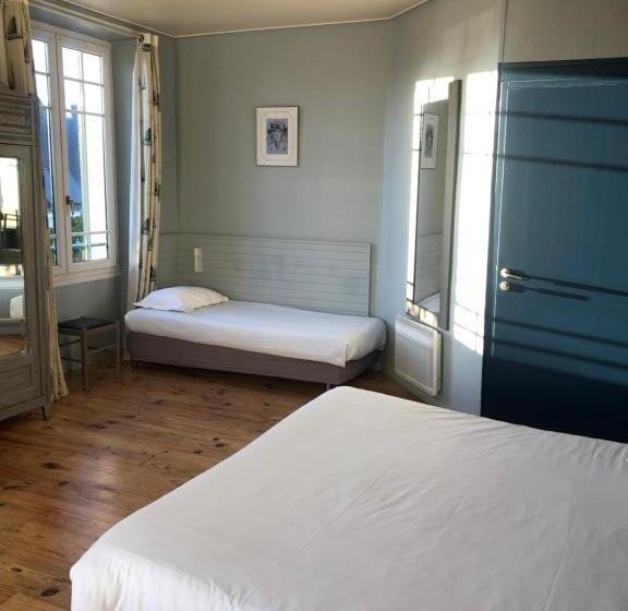 Трехместный Номер Стандарт с Балконом, Hôtel De La Poste   Piriac Sur Mer