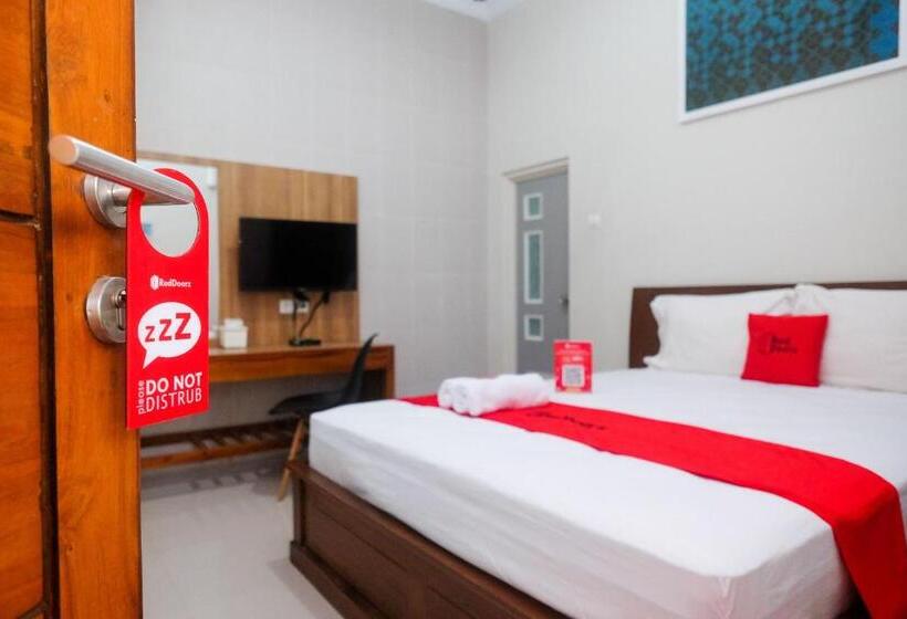 Номер Deluxe, Reddoorz Syariah Near Pascasarjana Ugm 3