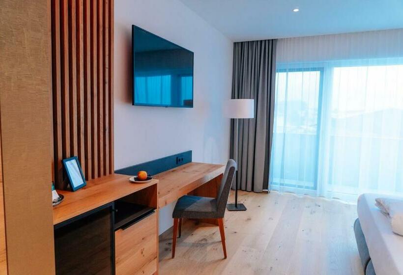 Номер Стандарт с Балконом, Patrix Hotel, Restaurant, Bar