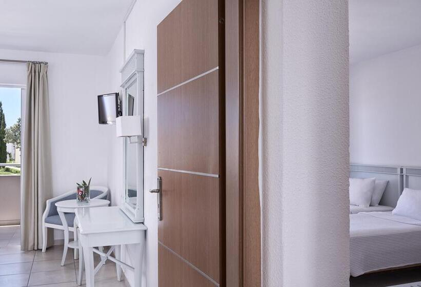 Семейный Номер Вид на Сад, Sandy Beach Resort