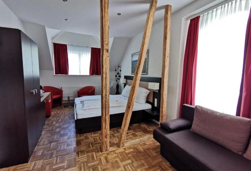 Полулюкс, Altes Pfarrhaus
