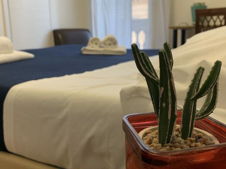 标准三人间, 38 Aira Hotels
