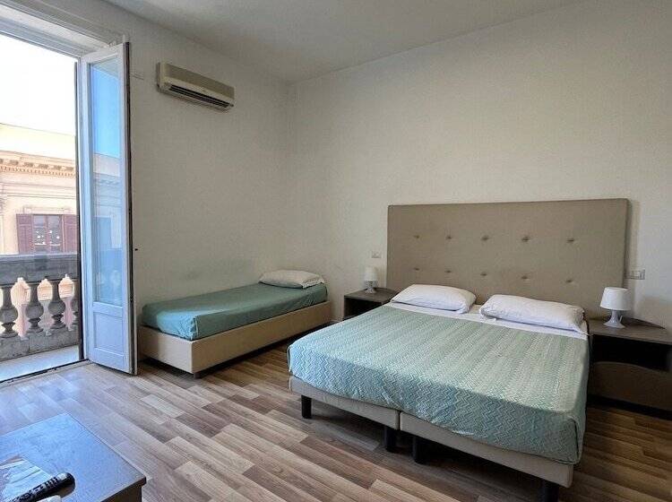 标准三人间, 38 Aira Hotels