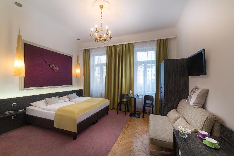 四人标准间, 38 Aira Hotels