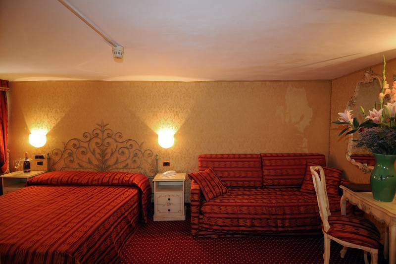 اتاق استاندارد سه نفره, Castello