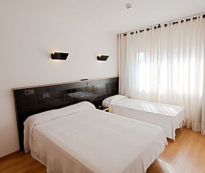标准三人间, Hostal Athenas