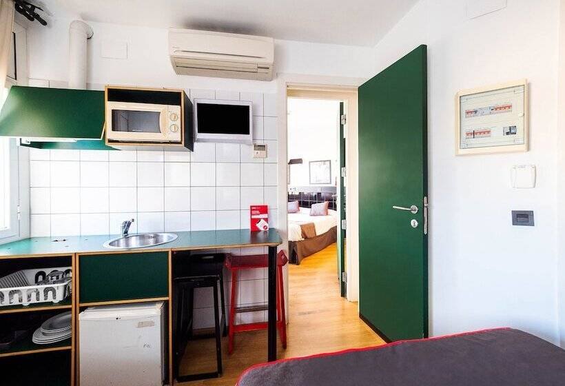 家庭间, Hostal Athenas