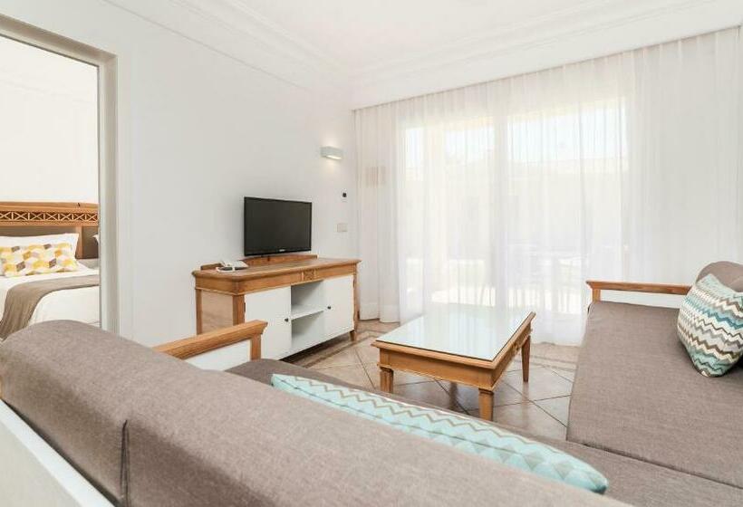 带有一个卧室和海景的高级公寓, Insotel Punta Prima Resort