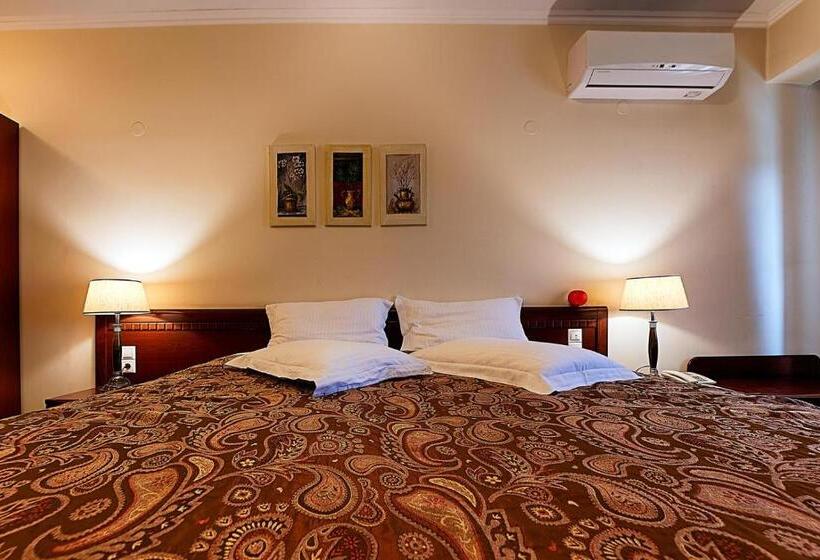 اتاق استاندارد سه نفره, Nostos