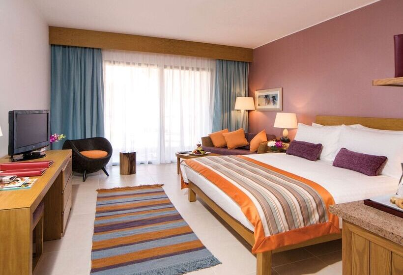 اتاق سوپریور با چشم‌انداز استخر, Movenpick Resort & Spa Tala Bay Aqaba