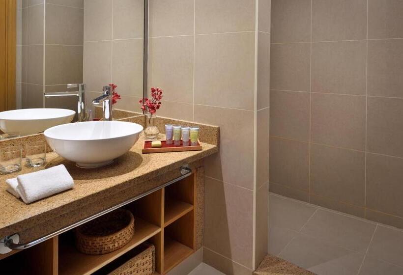اتاق سوپریور با چشم‌انداز استخر, Movenpick Resort & Spa Tala Bay Aqaba