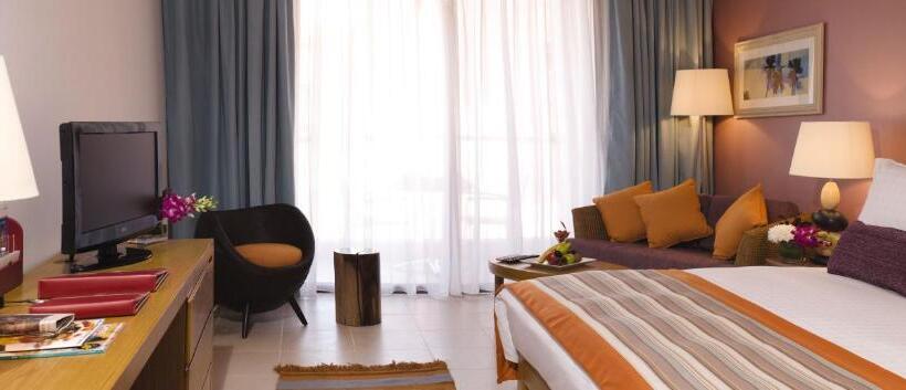 اتاق سوپریور با چشم‌انداز استخر, Movenpick Resort & Spa Tala Bay Aqaba