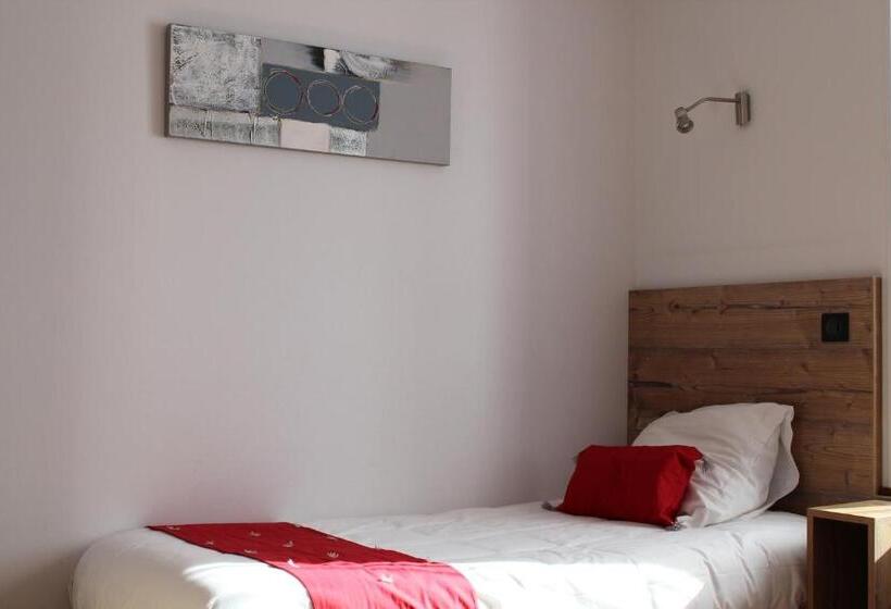 חדר סטנדרט לשלושה עם נוף לגינה, Logis Hôtel Auberge De L Allagnonette