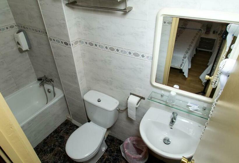 Номер Стандарт Трехместный, Hostal Barcelona
