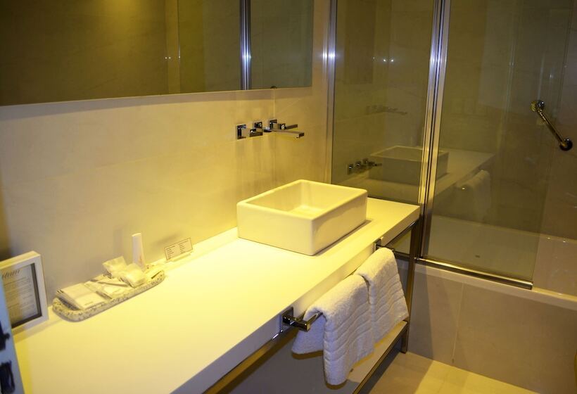 اتاق کلاسیک سه تخته, Ilum Experience Home