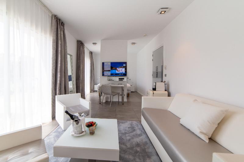 Полулюкс, Kube Saint Tropez