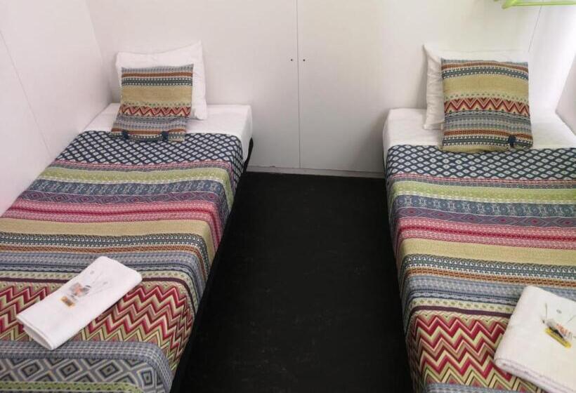 اتاق استاندارد با سرویس بهداشتی مشترک, Central And Basic Universitat For Young Hostel