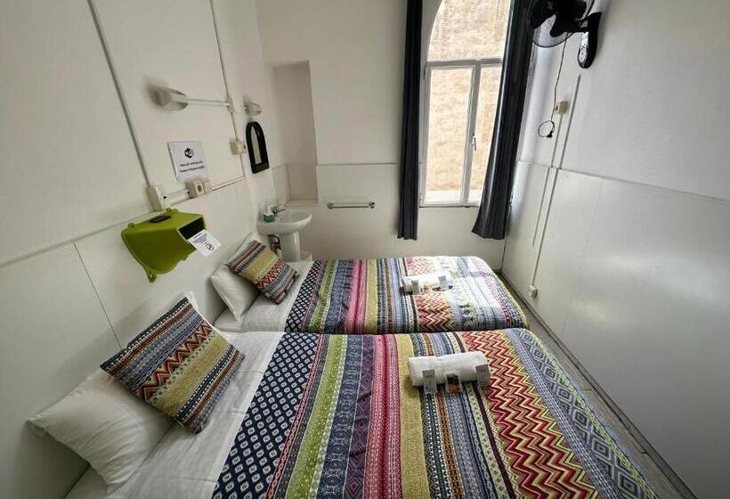 اتاق استاندارد با سرویس بهداشتی مشترک, Central And Basic Universitat For Young Hostel