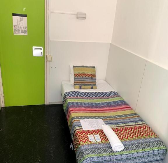 اتاق استاندارد یک تخته با بالکن, Central And Basic Universitat For Young Hostel