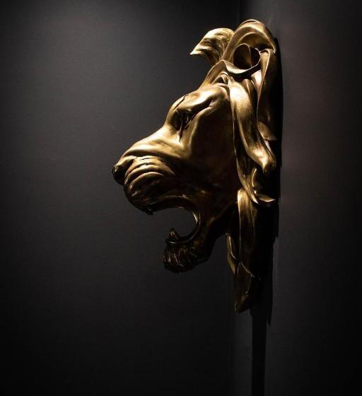 اتاق لوکس, The Auction House