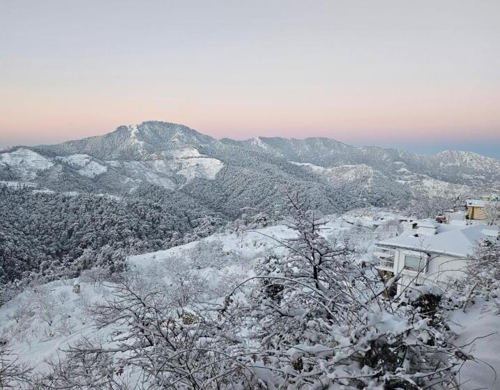 스탠다드 룸 산 전망, La Riqueza Kanatal   Mountain View Rooms   Welcome New Year With Fresh Snowfall