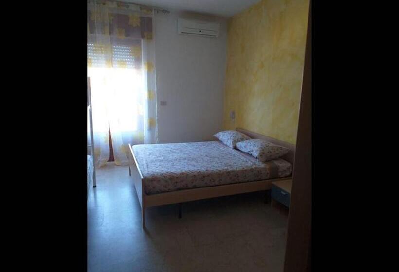 اتاق استاندارد یک نفره, Room In Bb   Spacious Quadruple Room A Stones Throw From The Sea