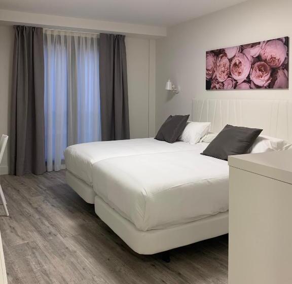 Номер Стандарт Трехместный, Hostal Comfort Suites