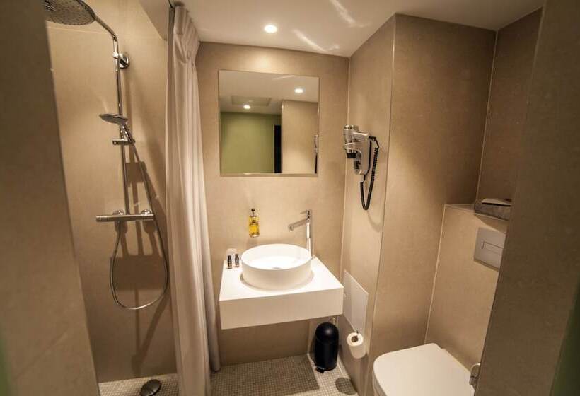 Quarto Estandar Individual, La Valiz