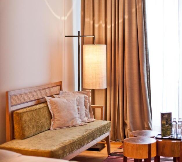 Deluxe Zimmer interior, Louis
