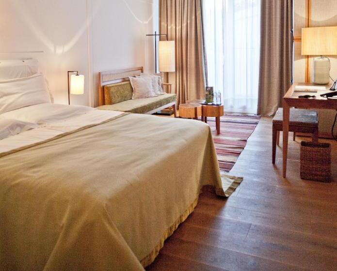 Deluxe Zimmer interior, Louis