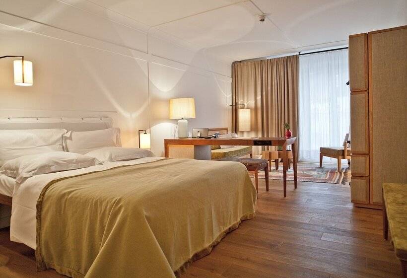 Deluxe Zimmer interior, Louis