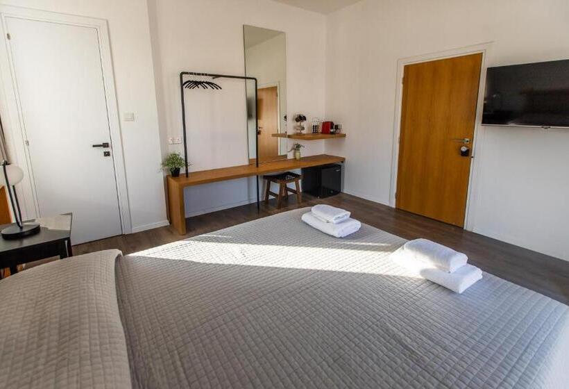 غرفة ديلوكس مزودة بشرفة, Rooms Unique Staying In Paphos Centre