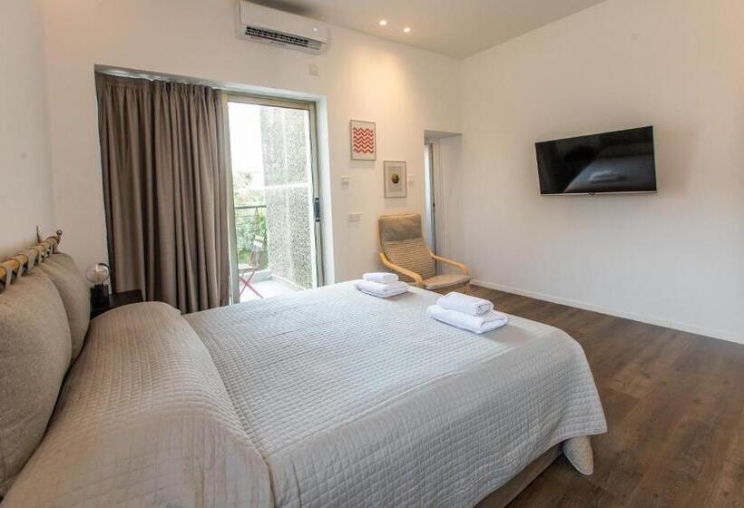 غرفة ديلوكس مزودة بشرفة, Rooms Unique Staying In Paphos Centre
