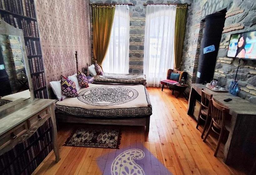 اتاق استاندارد سه نفره, Old Town Sheki