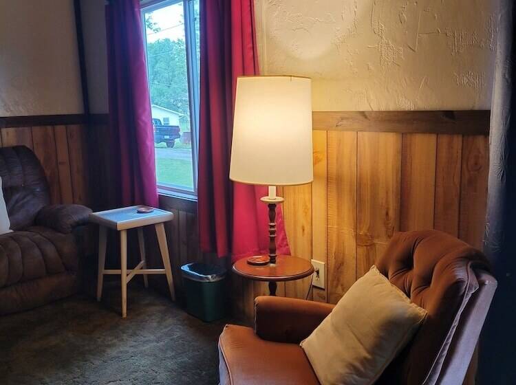 Хижина, Little River Inn Motel