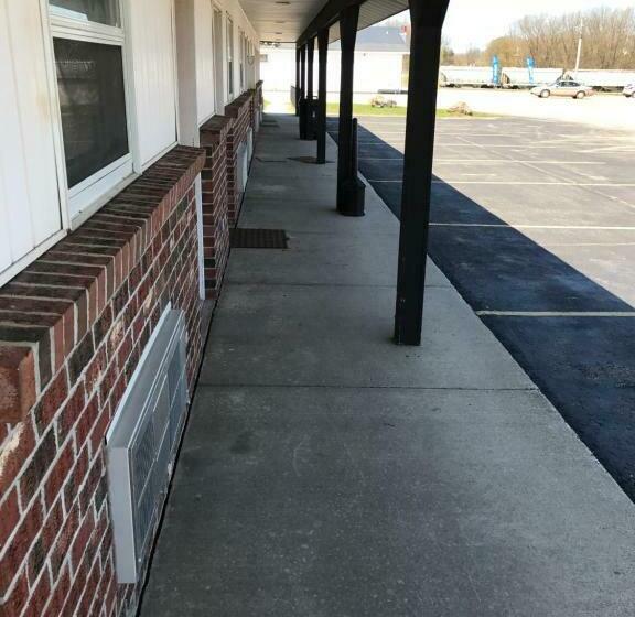 이코노미 룸, Exxon Quik Stop & Motel