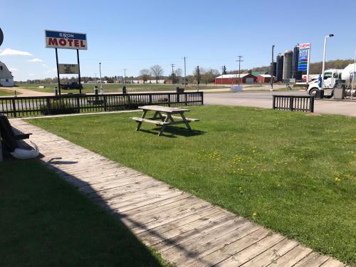이코노미 룸, Exxon Quik Stop & Motel