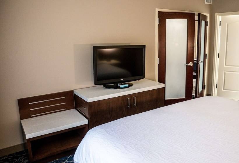 Люкс, Hilton Garden Inn Fayetteville Fort Liberty