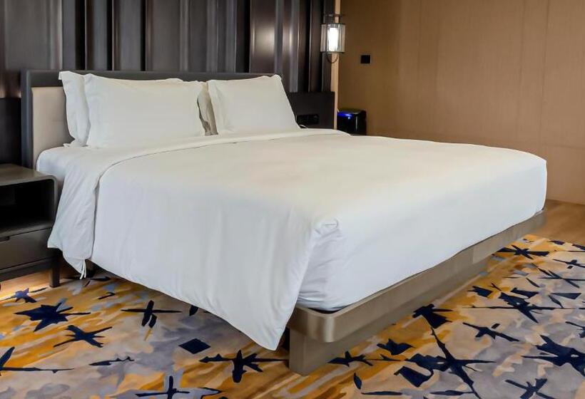 Люкс Superior, Okura Manila