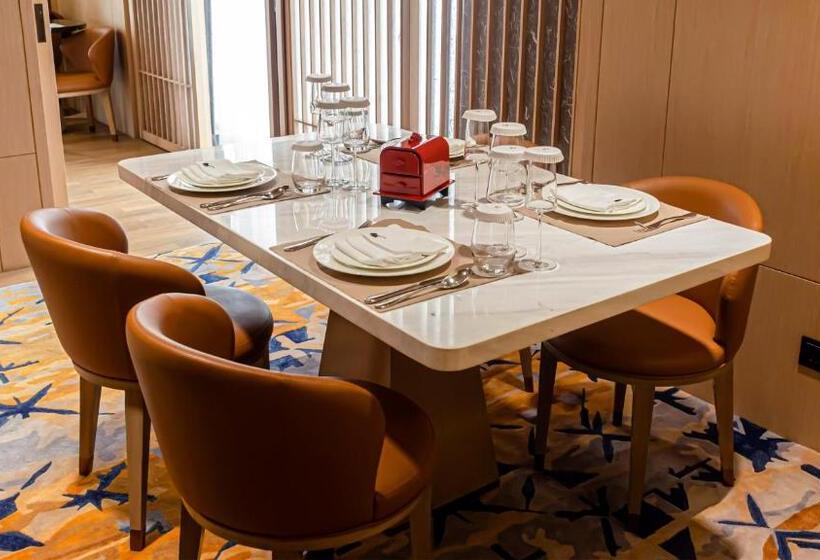 Люкс Superior, Okura Manila