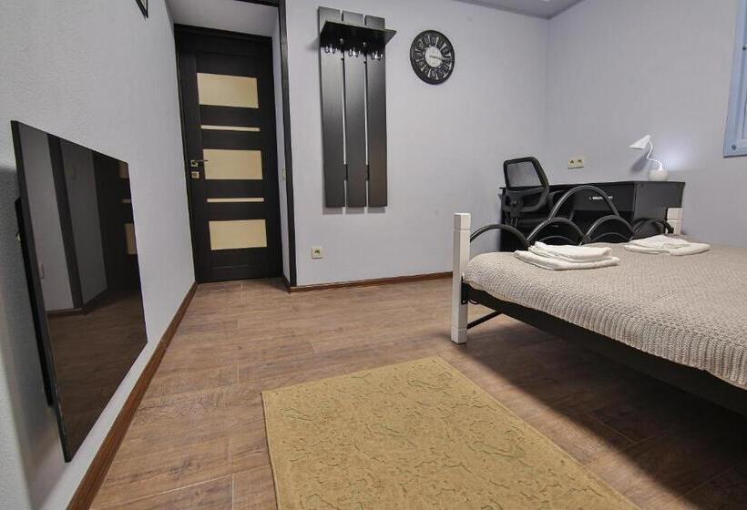 Номер Deluxe, Battle Mile Hostel