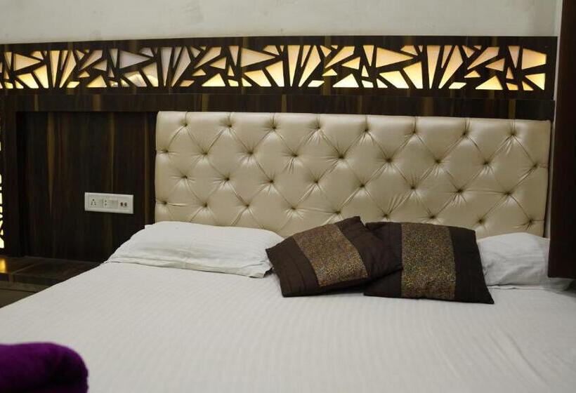 Quarto Deluxe, Khajanchi