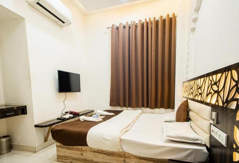 Quarto Deluxe, Khajanchi