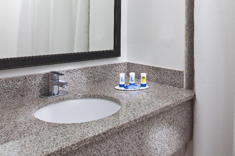 מיטת קינג בסוויטה, Fairfield Inn & Suites Houston Hobby Airport